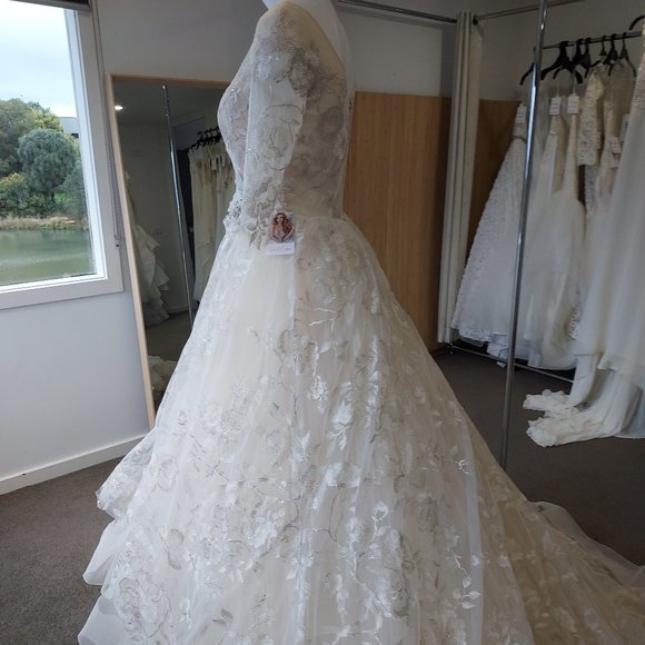 NEW! Lazaro style 3758 Wedding Gown, size 6 to 8 - Picture 5 of 11